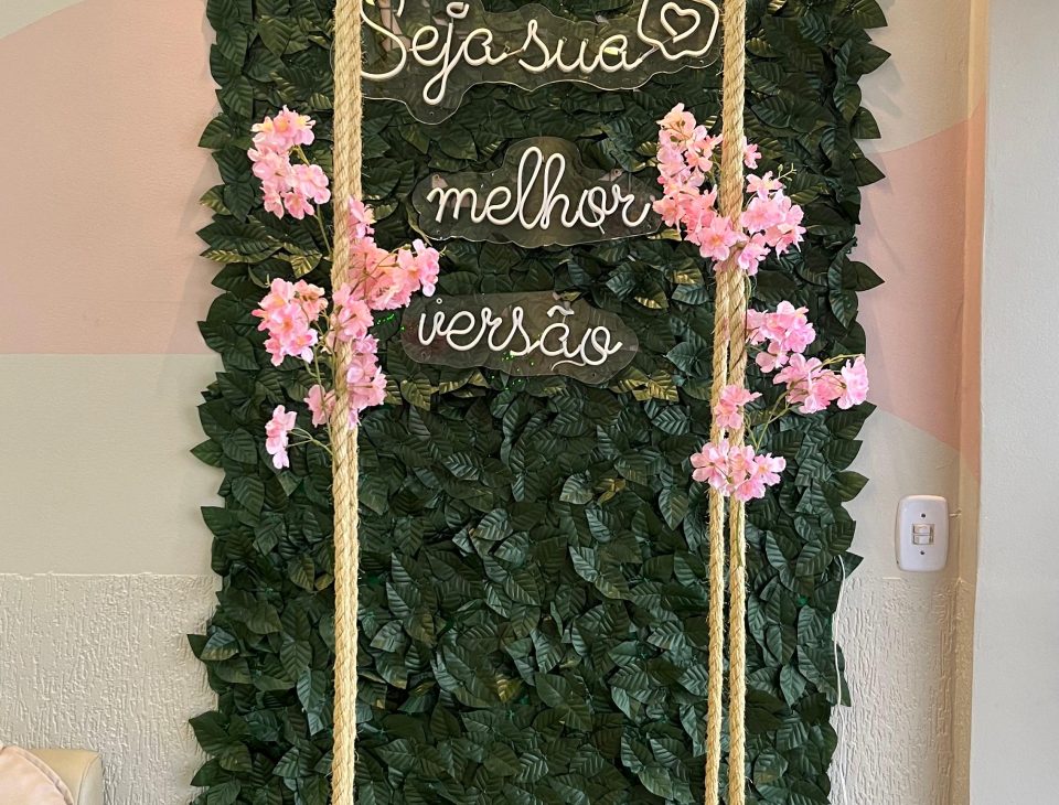 Parede de folhagem com neon Seja sua melhor versão