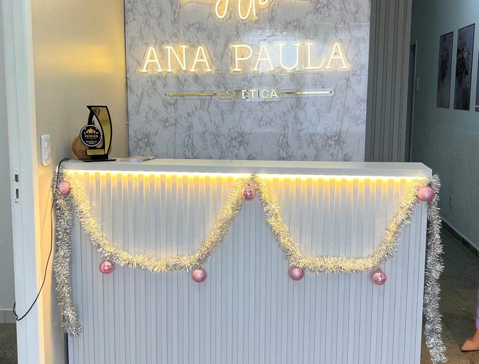 Recepção da Ana Paula Estética com letreiro iluminado
